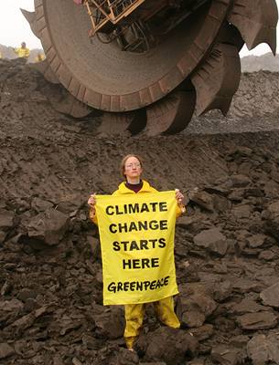 Aktivisté Greenpeace zastavili práci v dole.